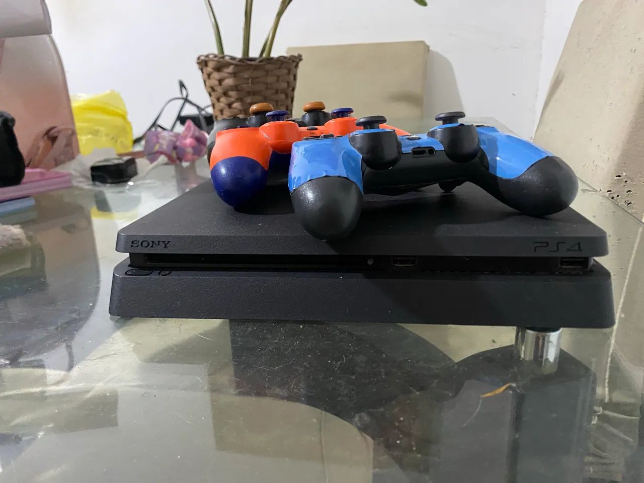 Ps4 slim (1tb), 3 controles, com o fifa 26 midia digital - Foto 3