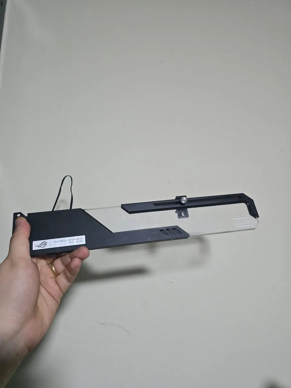 Suporte para placa de vídeo ROG WINGWALL HOLDER ARGB - Foto 4