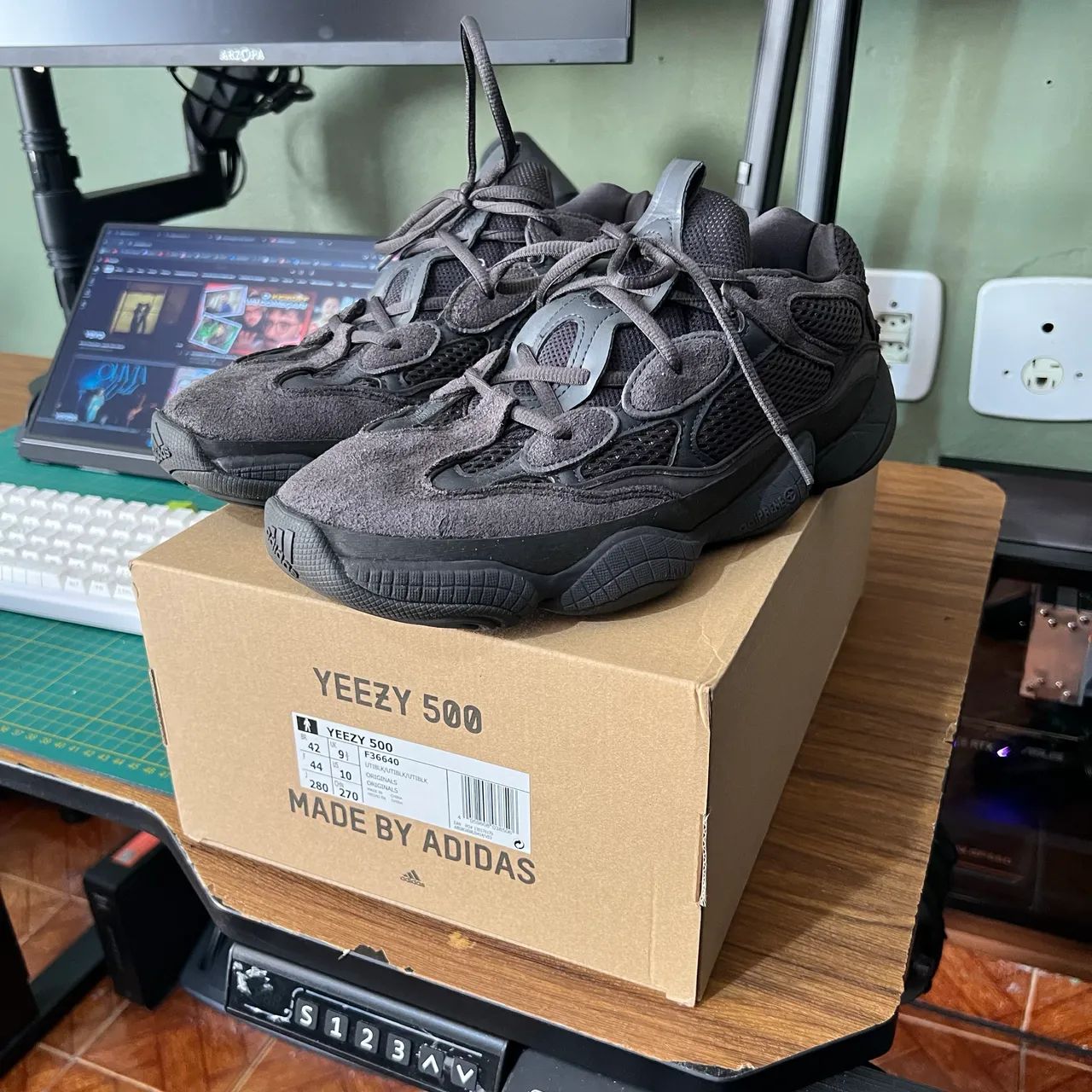 Tênis Adidas Yeezy 500 Utility Black com Caixa - Tam. 42