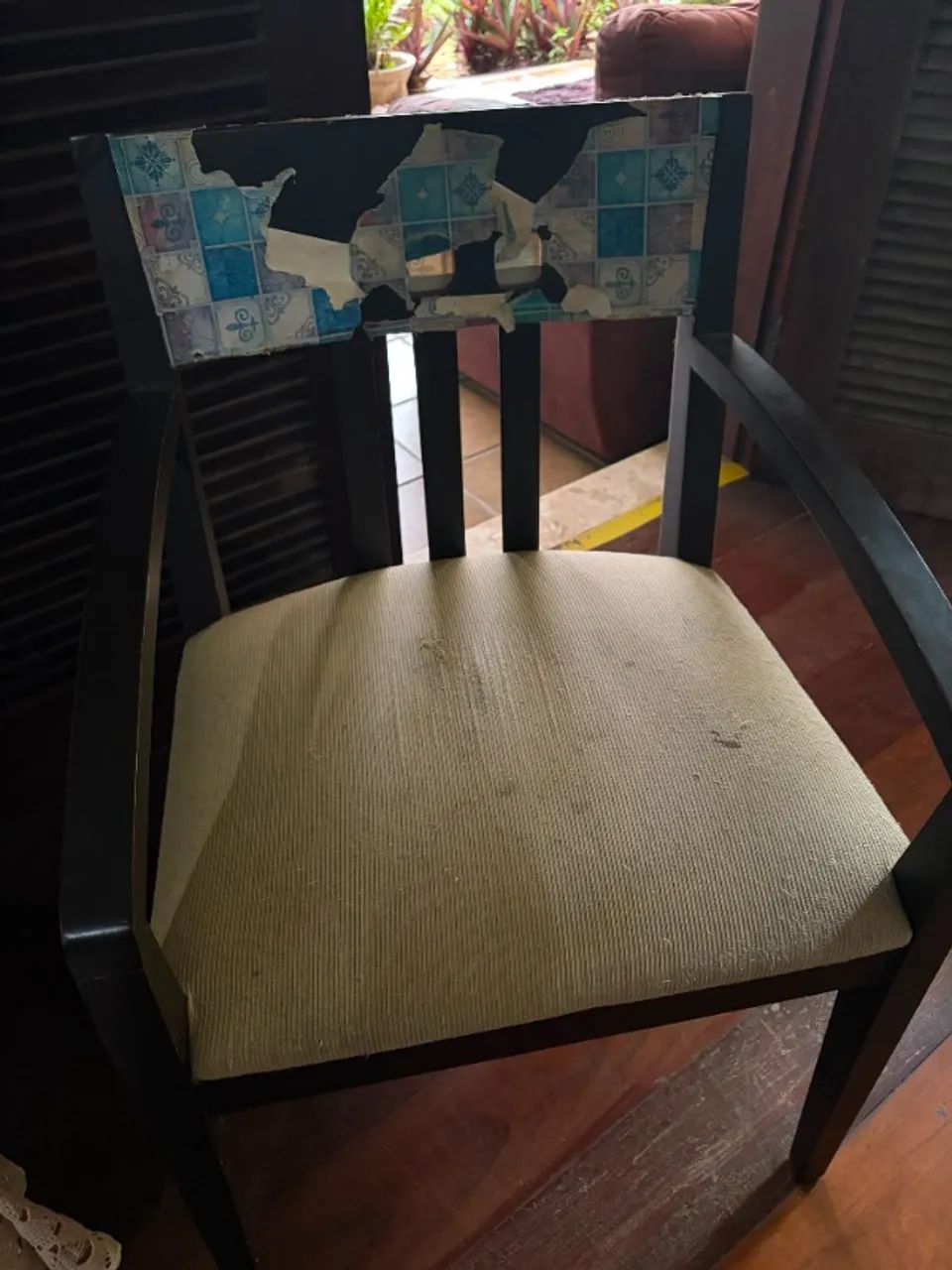 Cama box king com box duplo; Cadeiras de madeira e mesa de centro de madeira - Foto 3