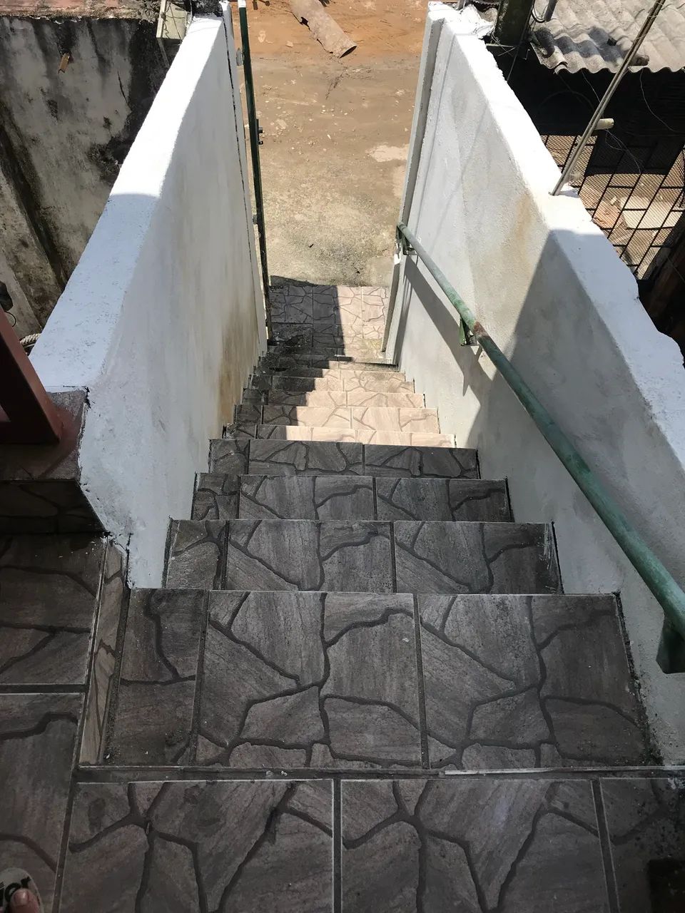 Alugo essa casa enorme bem ventilada  