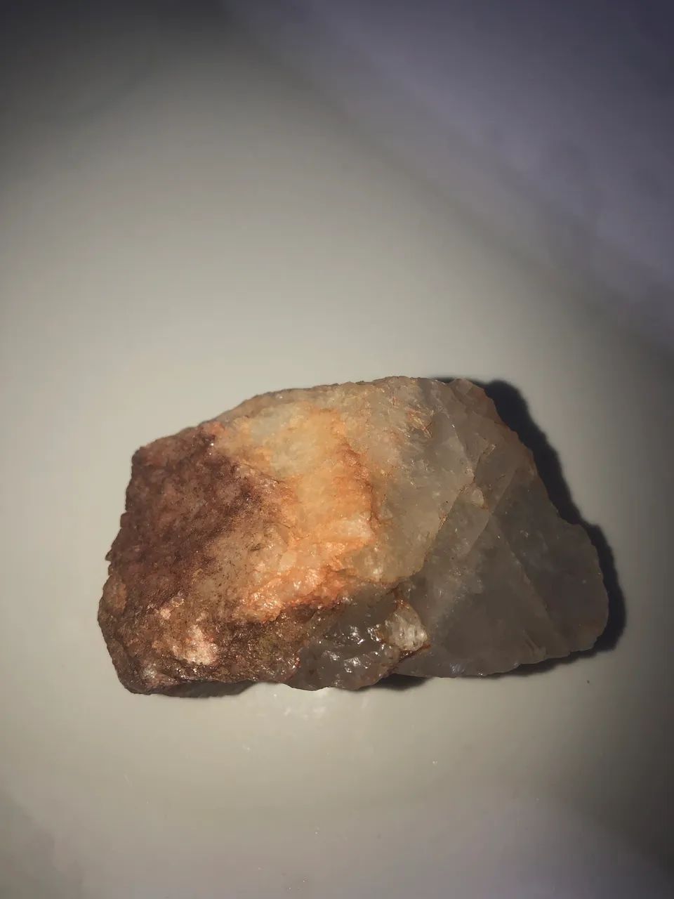 quartzo leitoso com óxido de ferro - Foto 3