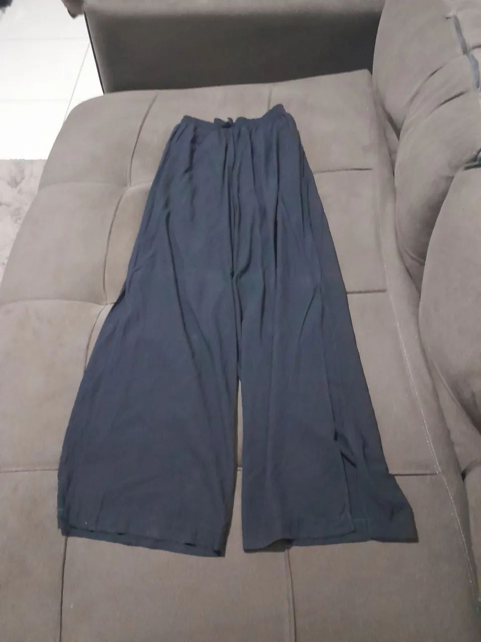 Vemde-se essa calça com abertura lateral 