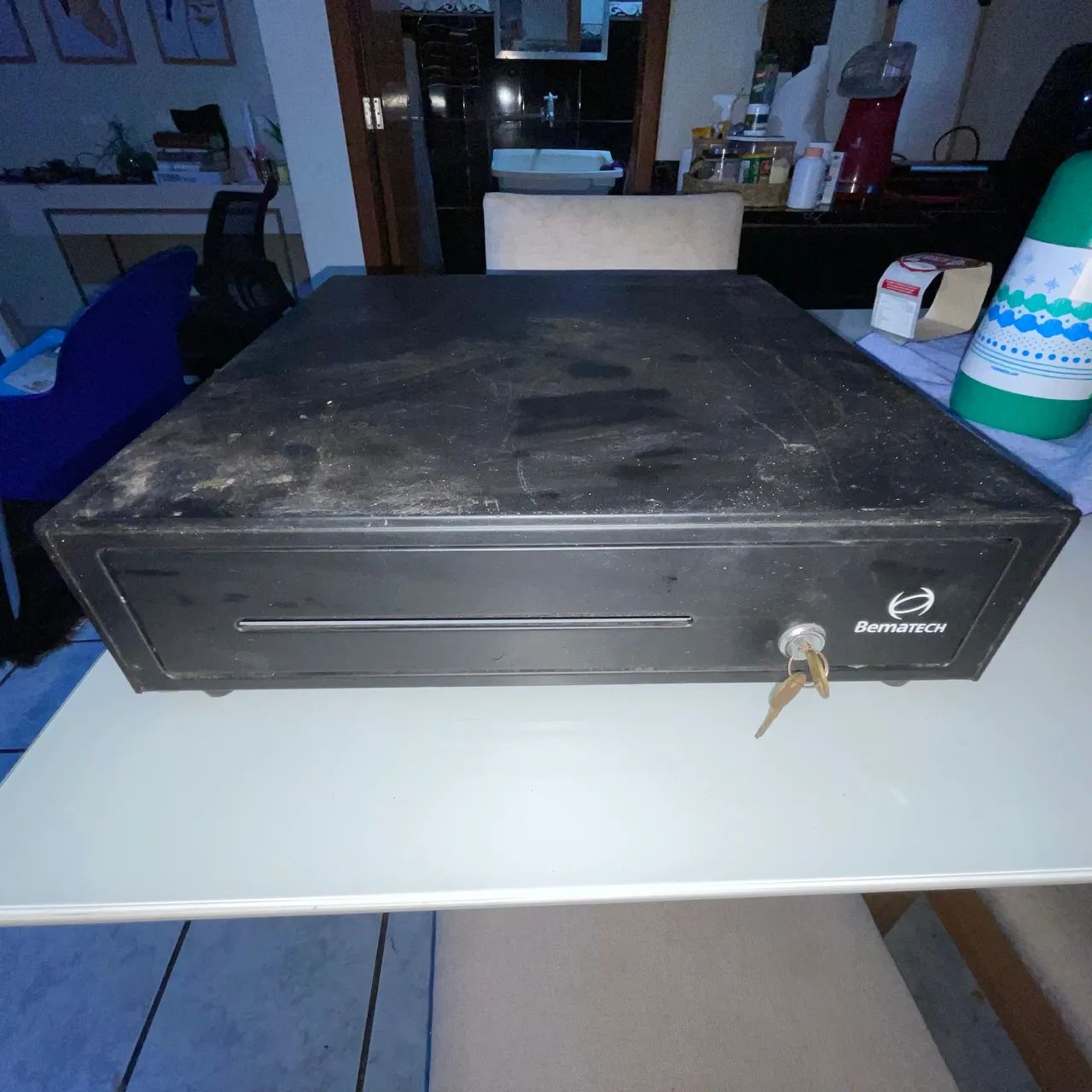 Essa é uma gaveta de dinheiro Bematech (modelo GD-56 / GD-56M, a mais comum da marca).