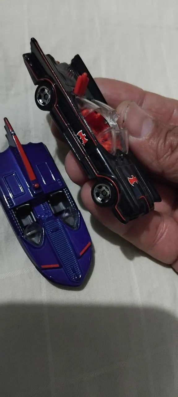 Miniaturas batmovel e batlancha com bonecos - Foto 4