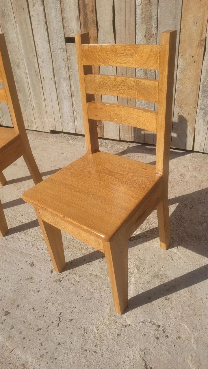Cadeira de encosto curvo