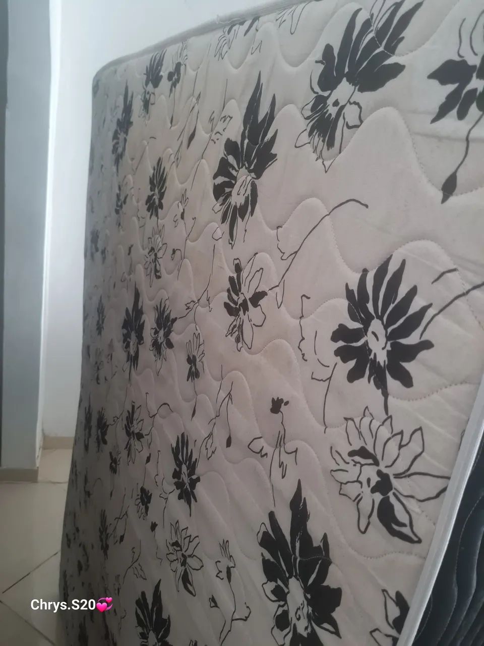 Vende-se cama box em perfeito estado usada poucas vezes 