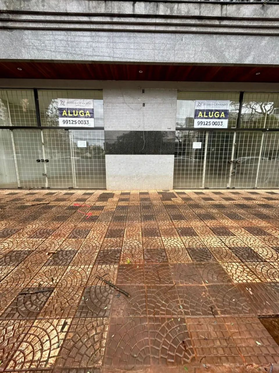 Excelente sala comercial para locação na Avenida Bento Munhoz da Rocha