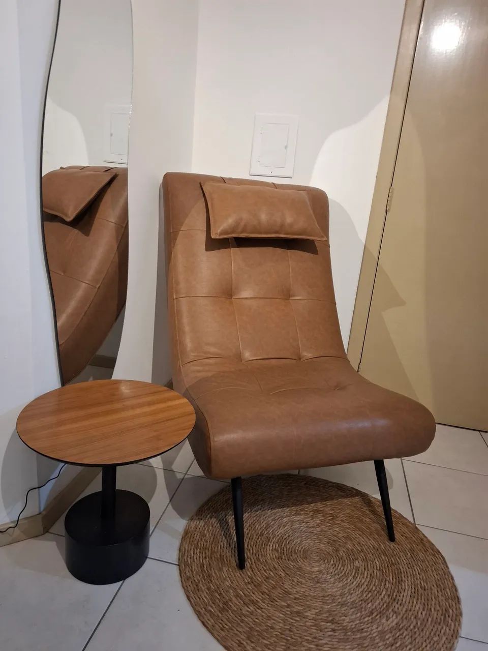 Poltrona design em courino caramelo