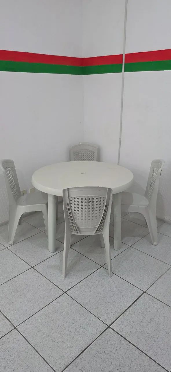 CONJUNTO MESA COM CADEIRAS PLÁSTICAS  - Foto 2