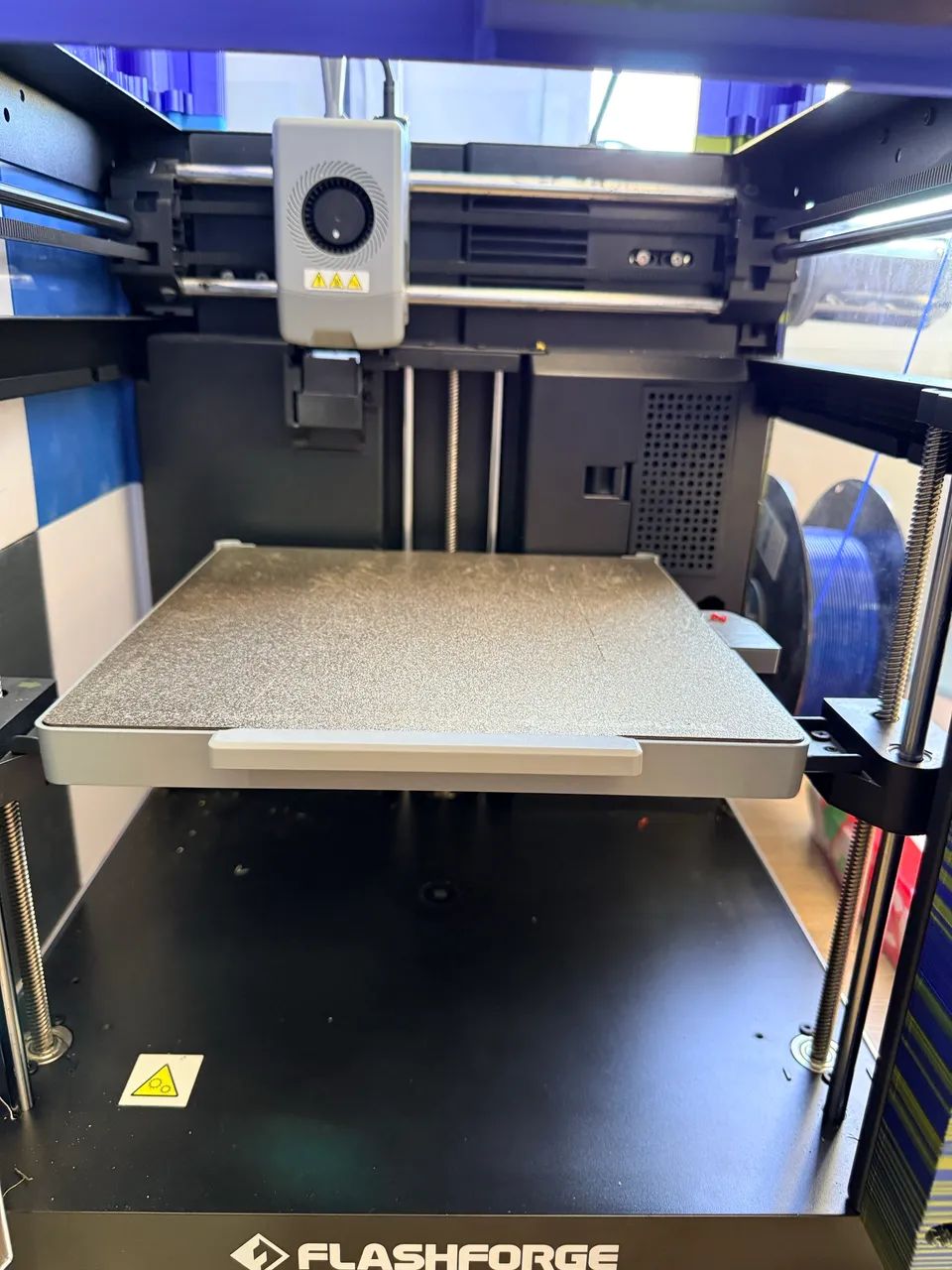 Impressora 3D Flashforge AD5X fechada - Foto 3
