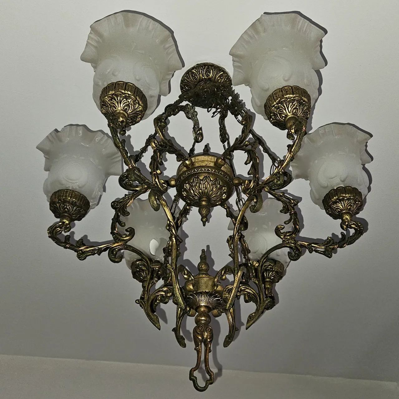 Lustre Clássico em Bronze com 6 Tulipas de Vidro - Foto 2