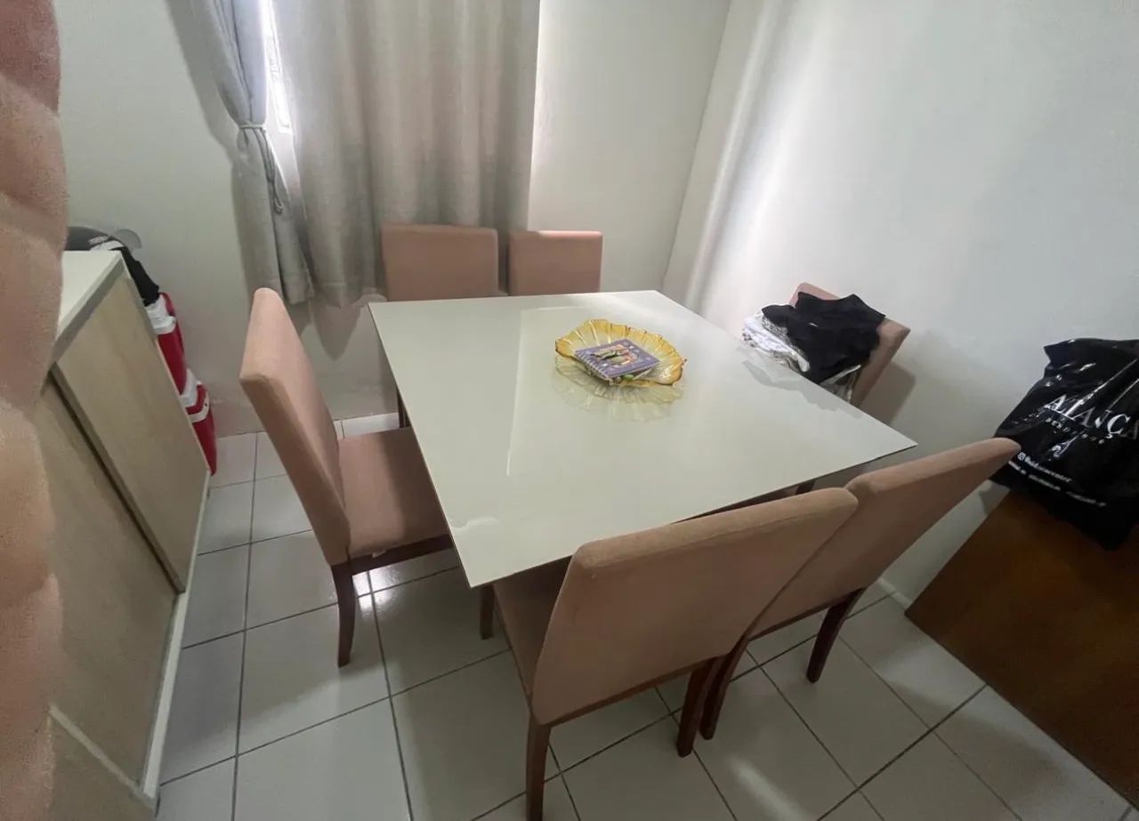 Mesa com seis cadeiras em madeira - Foto 2