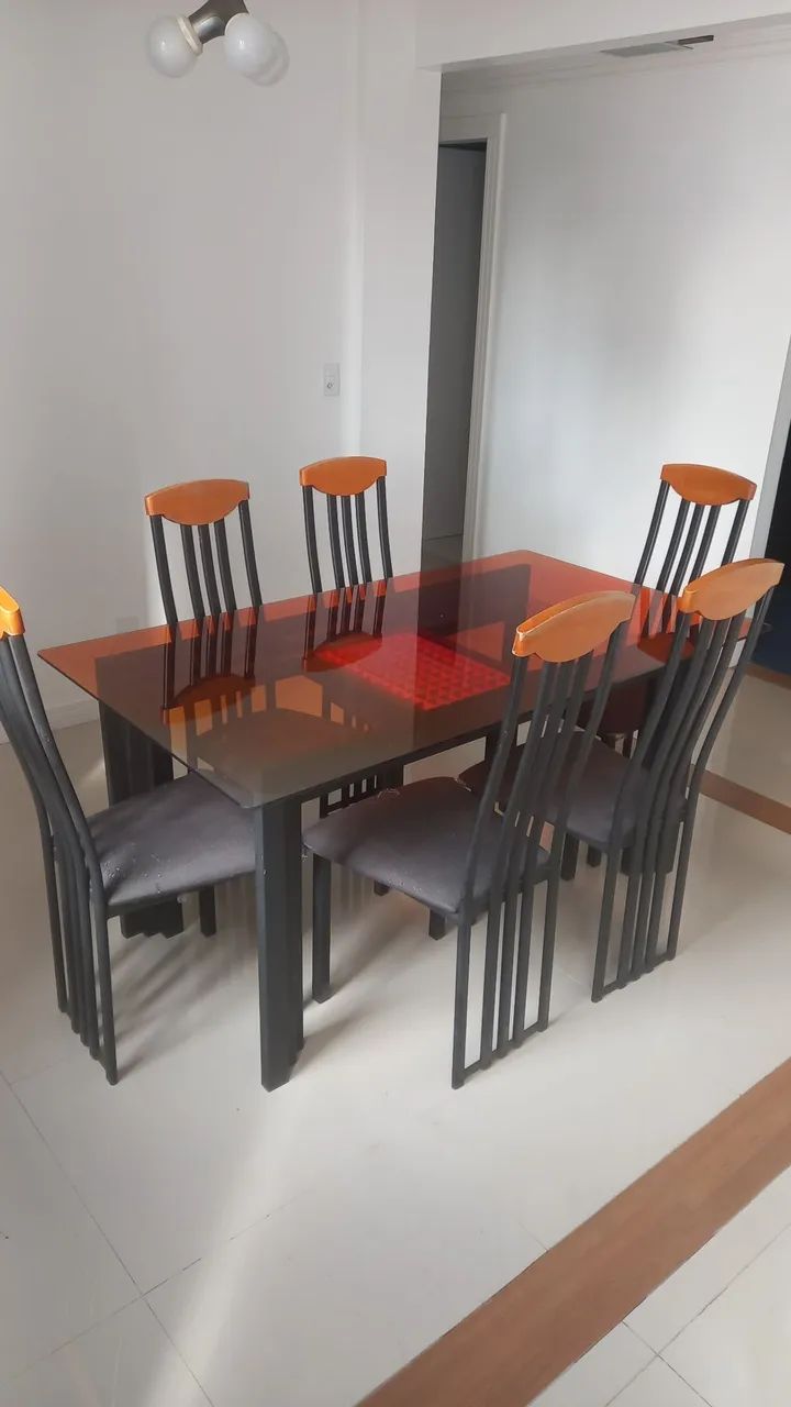 Mesa com 6 cadeiras