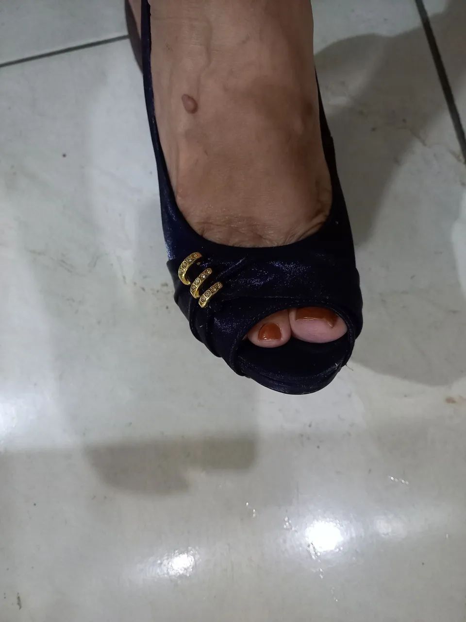 Linda sandália meia pata tecido de cetim. - Foto 2