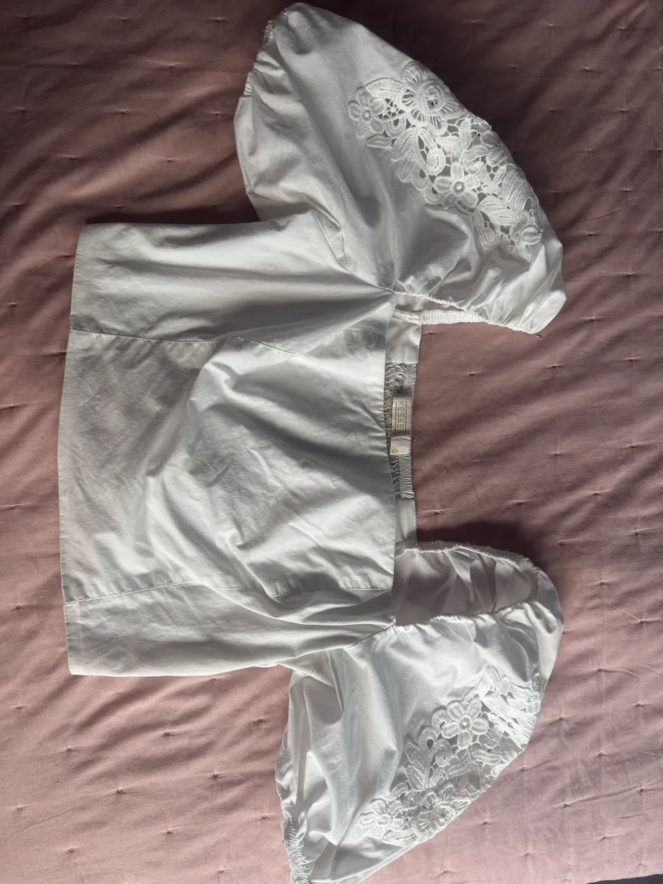     Blusa Branca Ombro a Ombro com Manga Bufante e Renda