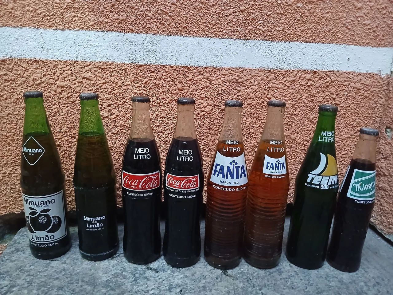 Garrafas de refrigerante lacrado de 1981 e 1982  - Foto 2