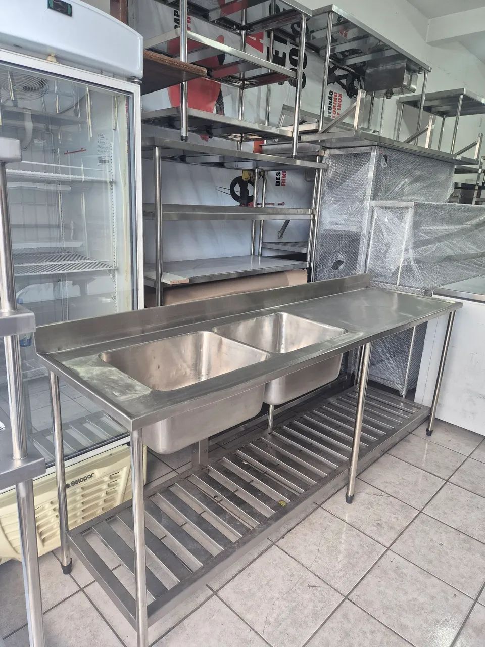 MESA INOX 304 COM PANELEIRO GRADEADO 
