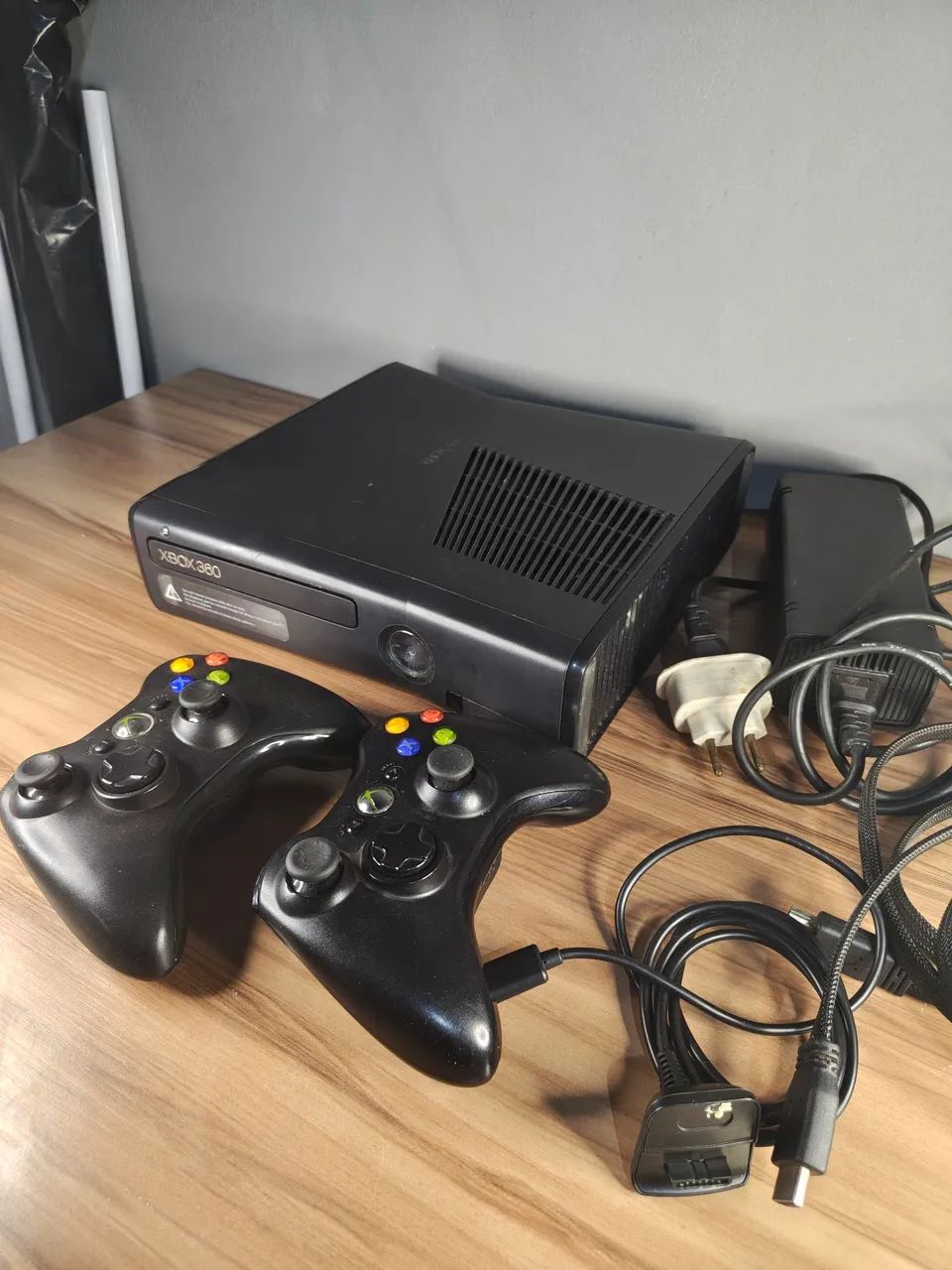 X box 360 com 2 contres e 16 jogos 
