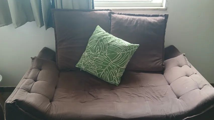 Conjunto de sofá, cor marron e almofadas soltas - Foto 4