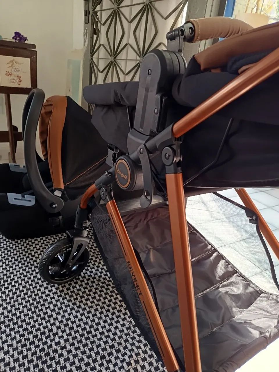 Carrinho de bebê Burigotto Materna com bebê conforto - Foto 6