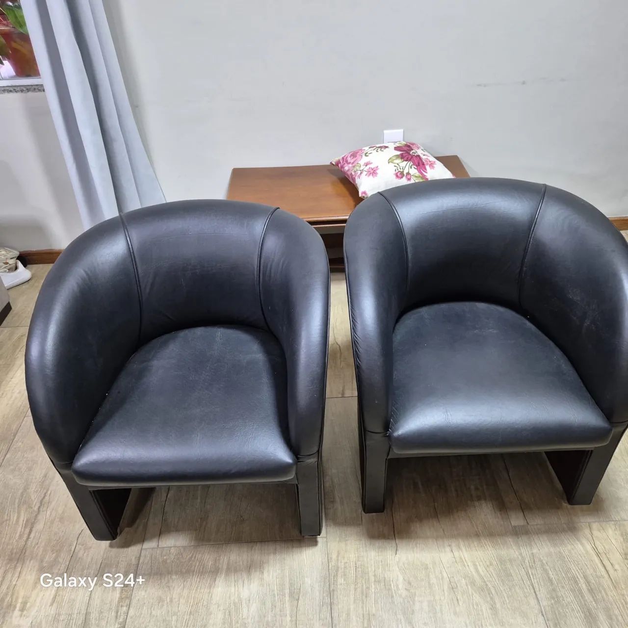 Poltronas em couro sintético 