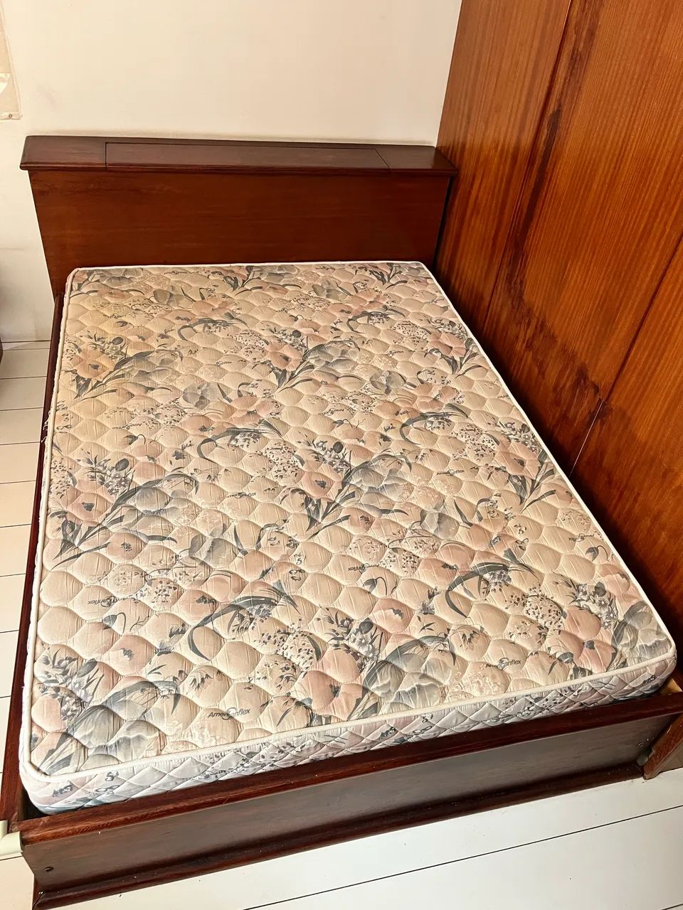 Cama de casal completa com baú