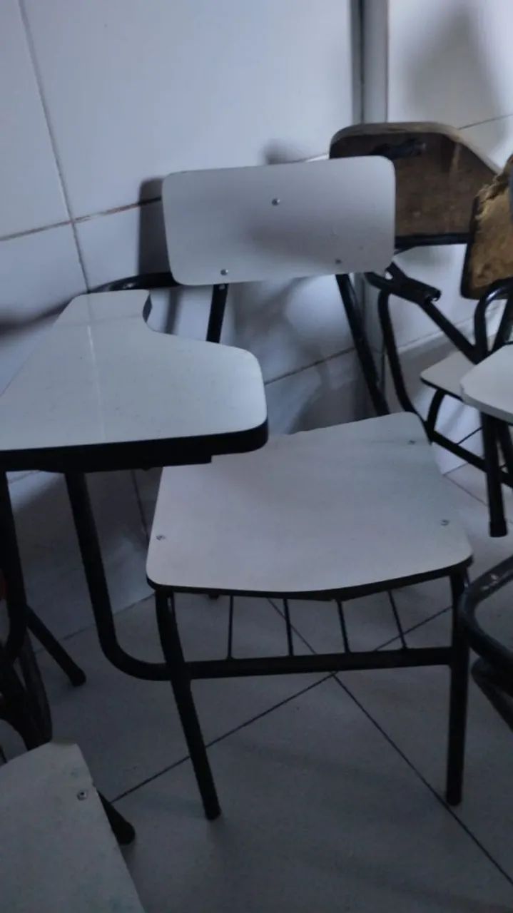 School desks in various sizes435654145952327681