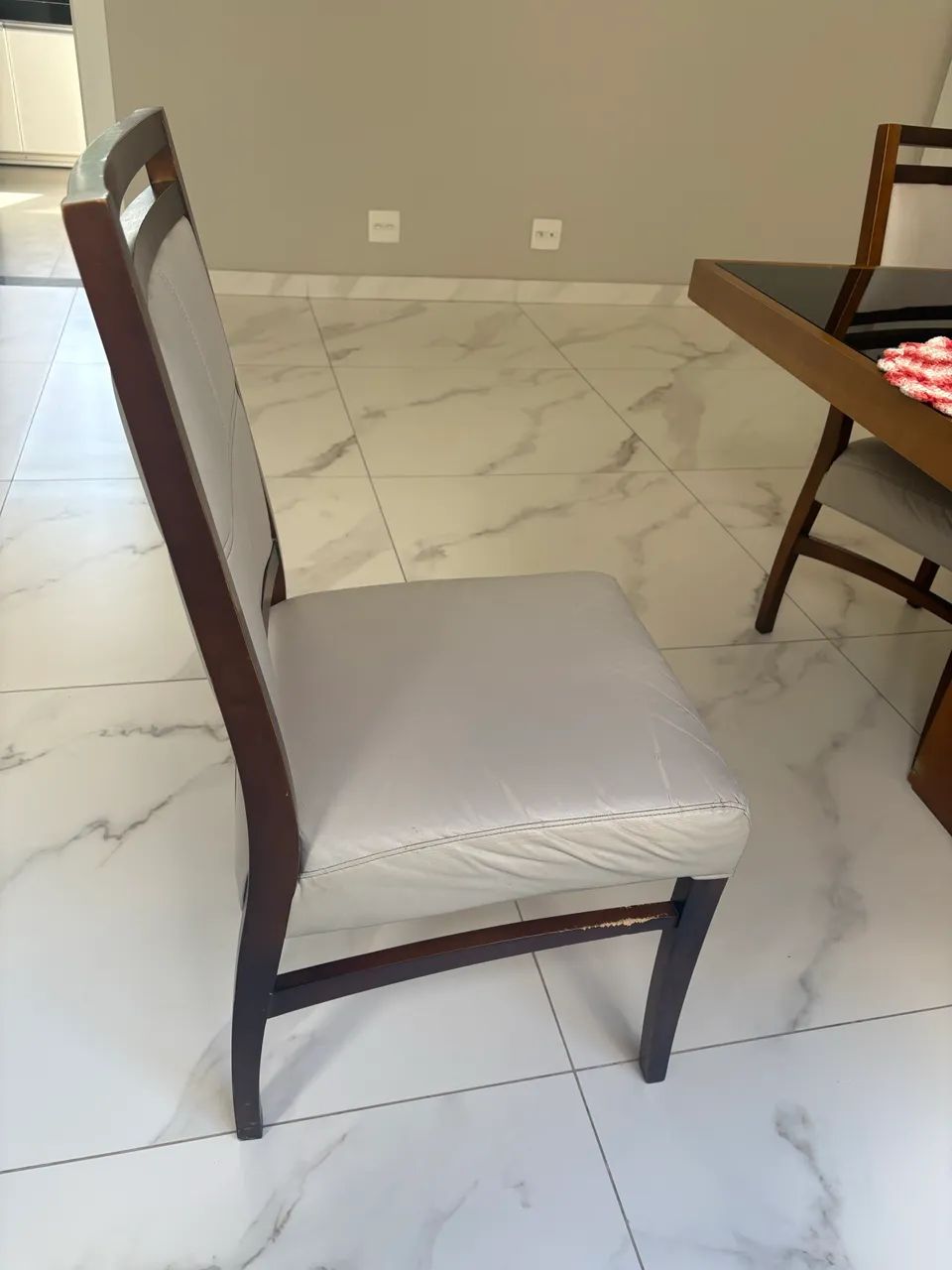 Mesa de jantar quadrada com cadeiras - R$ 1.200 - Foto 5