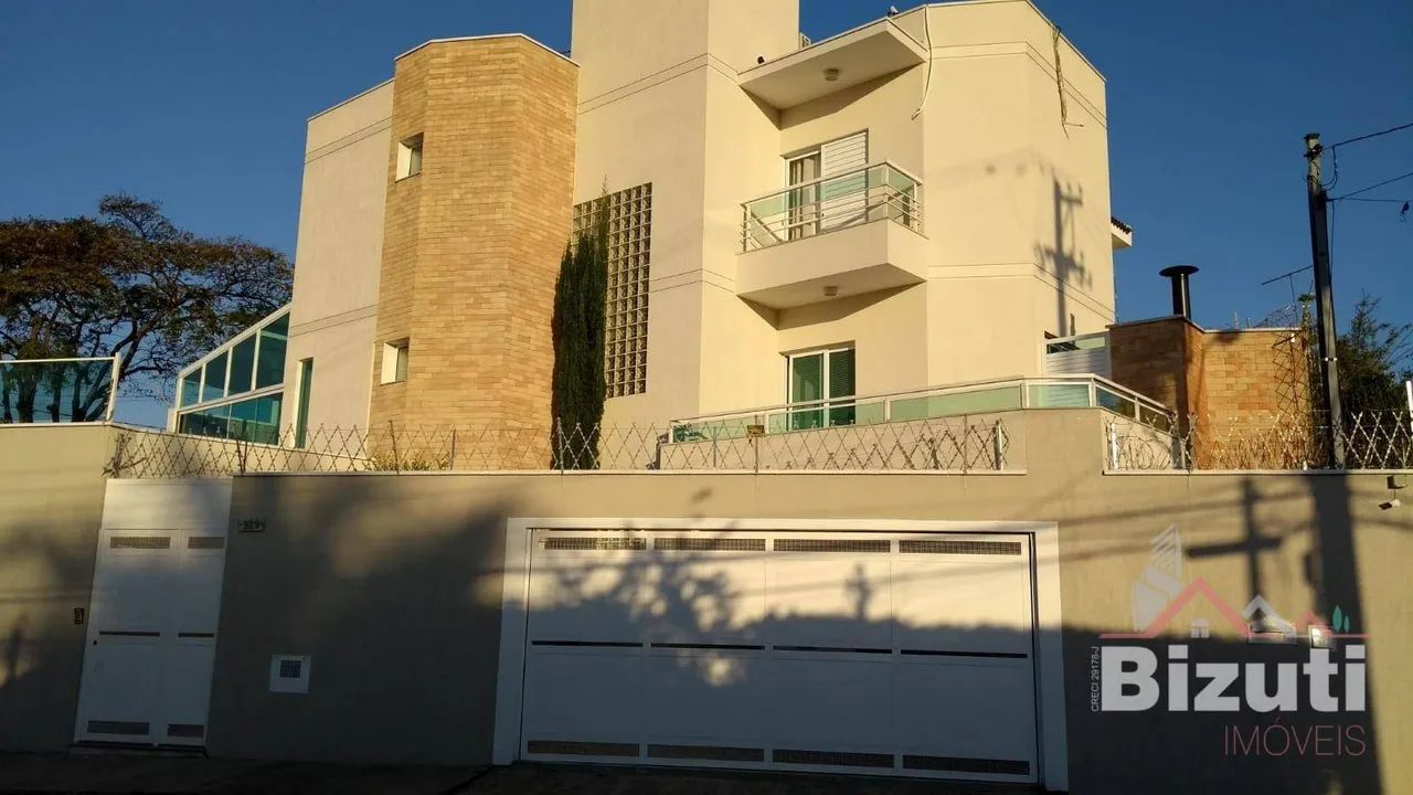 Linda e espaçosa casa com piscina no Jd. Santana
