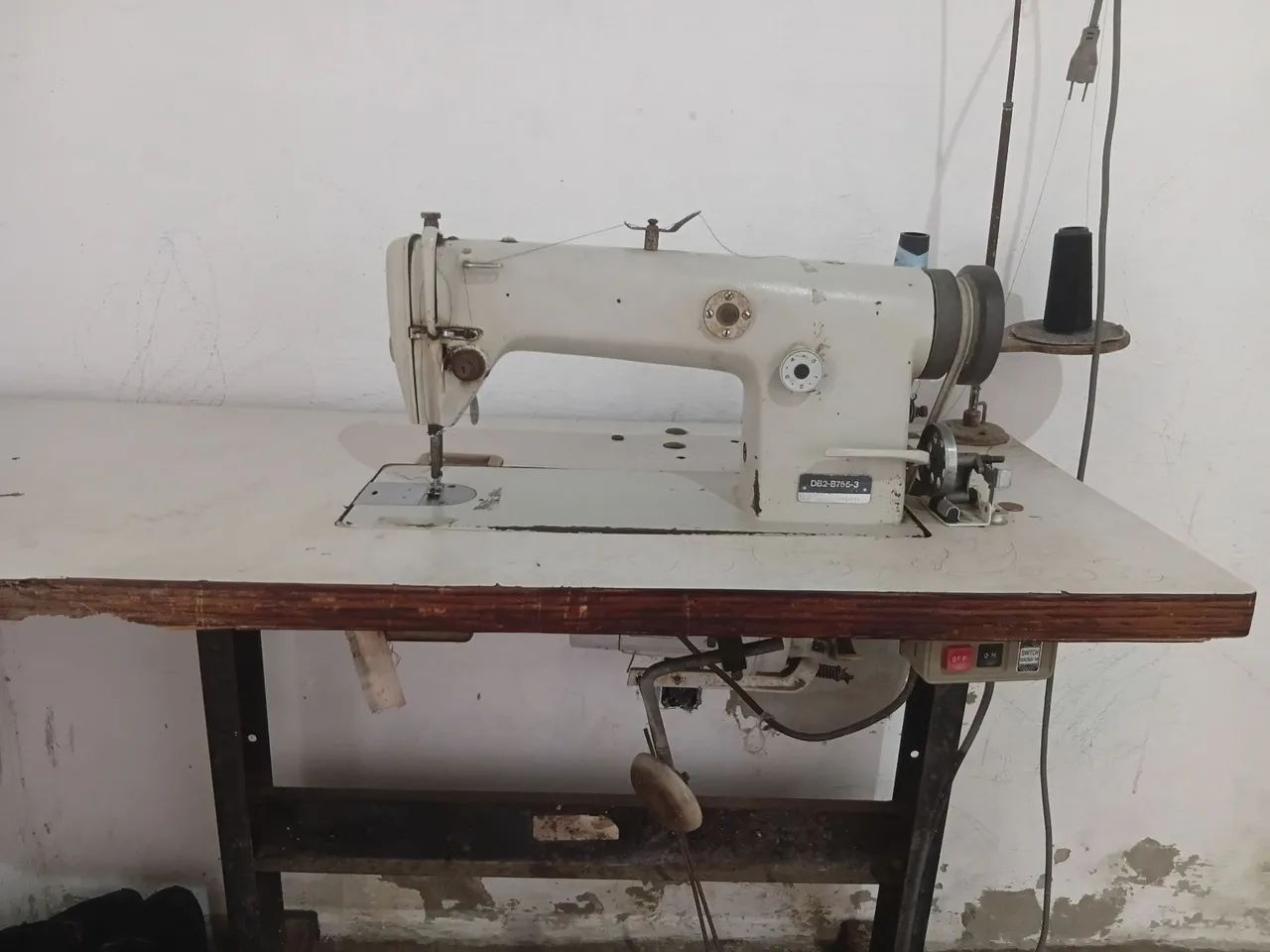 Máquina de costura reta