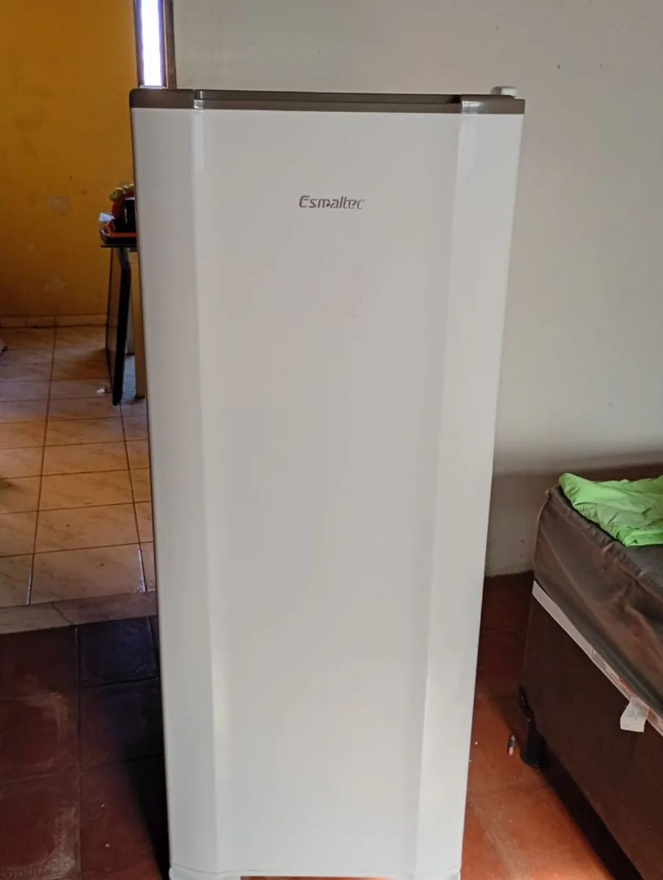 Geladeira ESMALTEC 