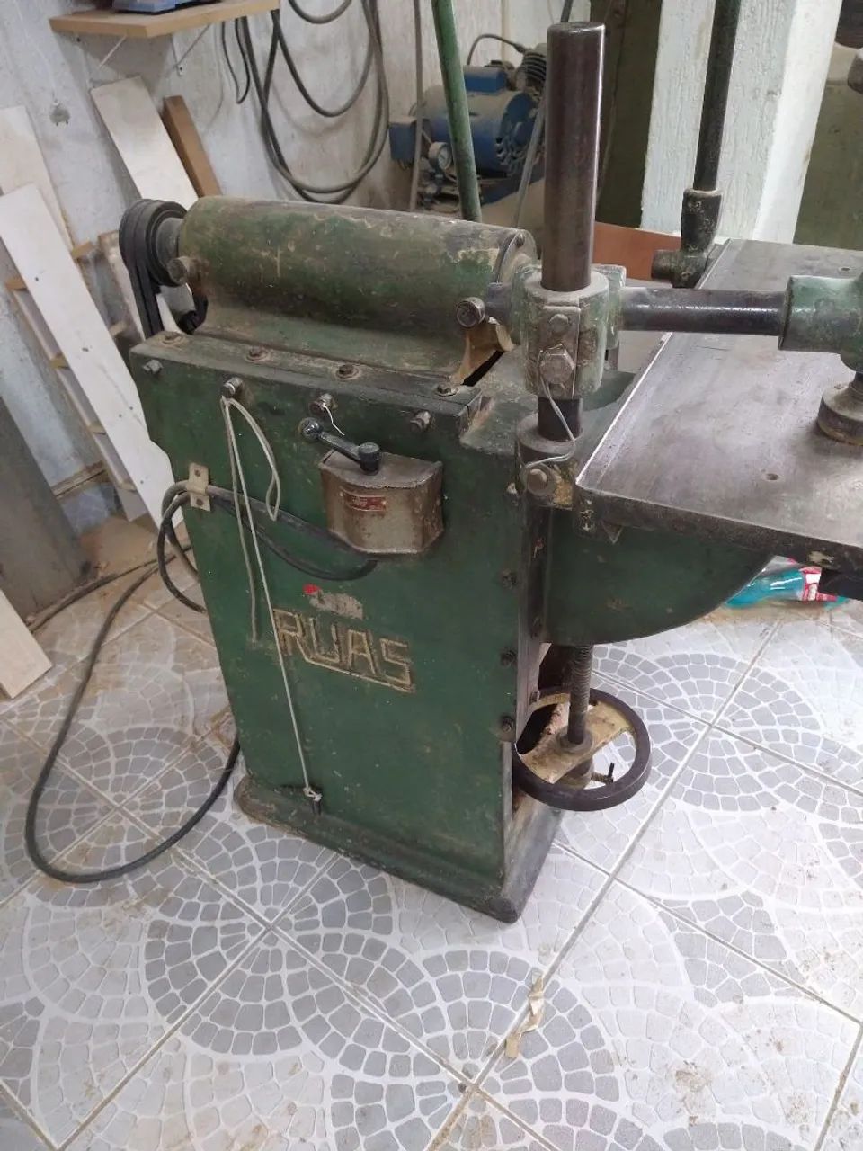 Vendo uma furadeira horizontal marca Ruas acompanha brocas 