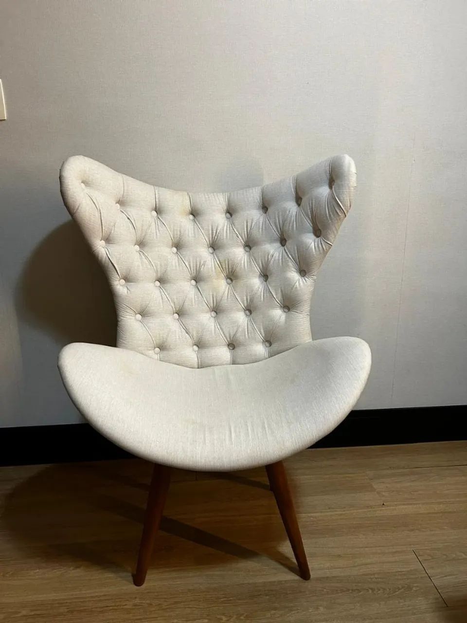 Poltrona com capitonê em Linho Off White