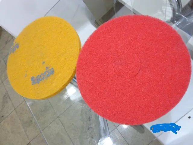 Discos de limpeza para enceradeira industrial. Um amarelo e um vermelho - Foto 3