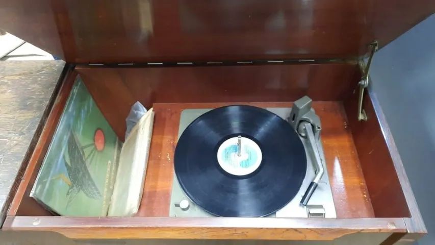Aparelho de som valvulado marca Philips tocas discos e rádio antigo funcionando detalhes e - Foto 2