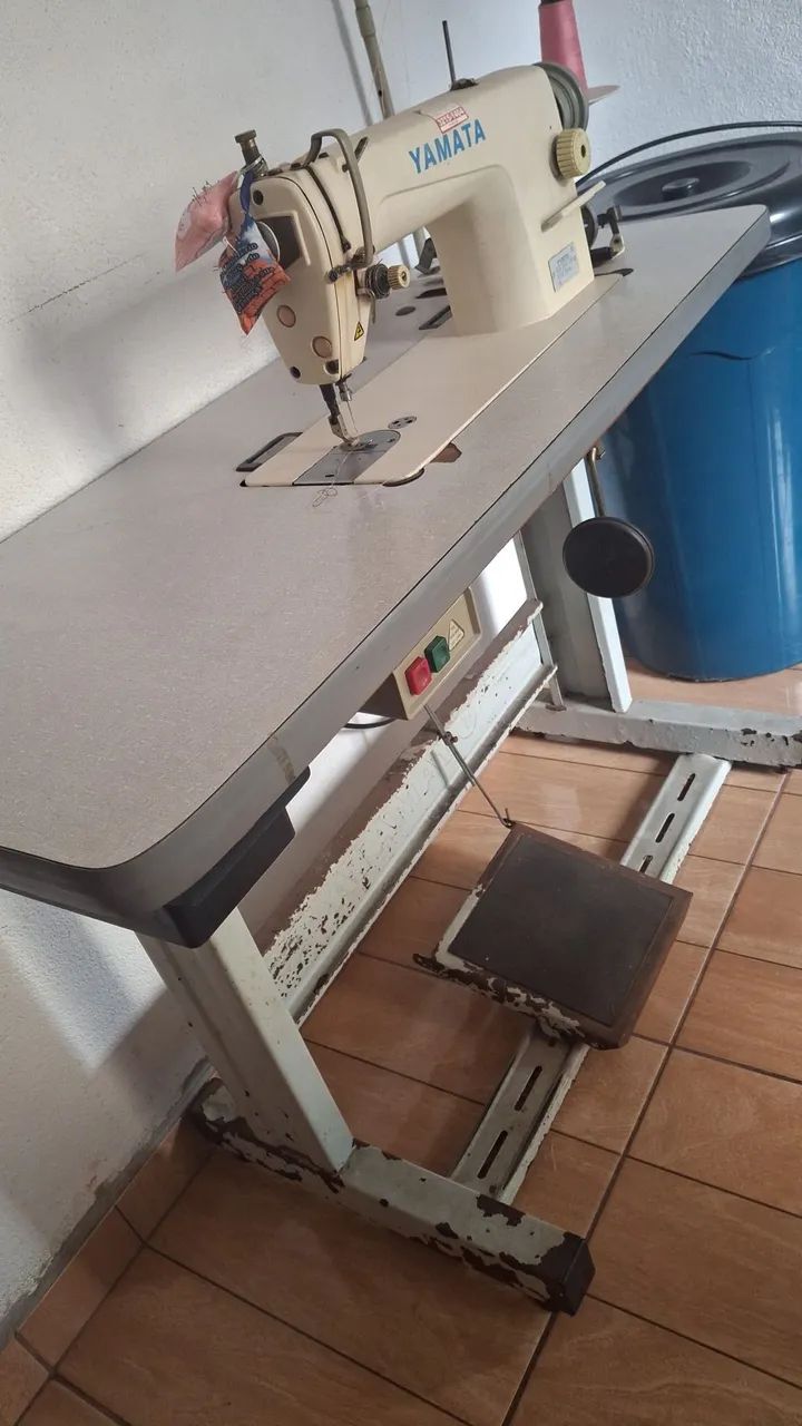 Vendo máquina de costura industrial, reta yamata semi nova e Overlock. - Foto 4