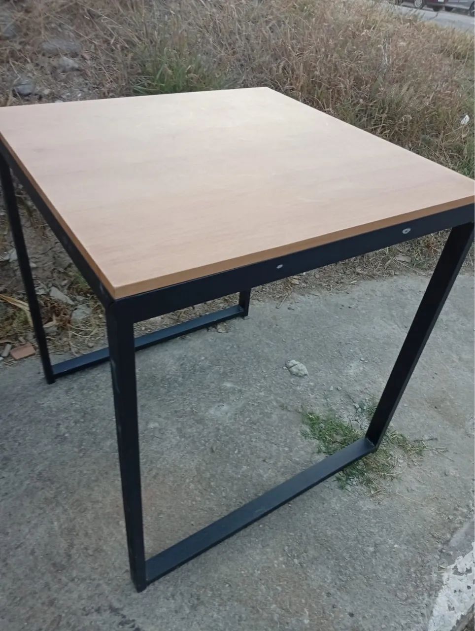 Mesa quadrada em ótimo estado  - Foto 3