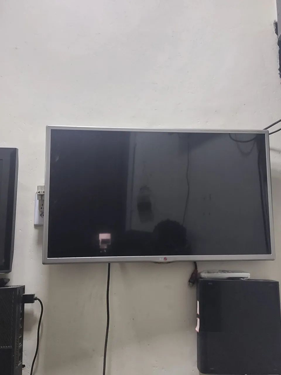 Tv 32 polegadas, parte direita escurecida