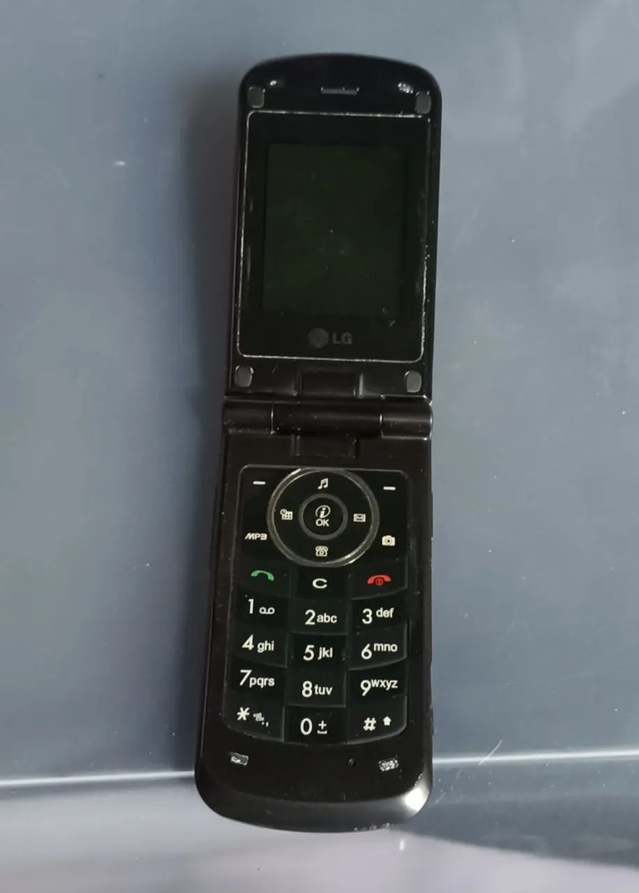 celular antigo LG preto 