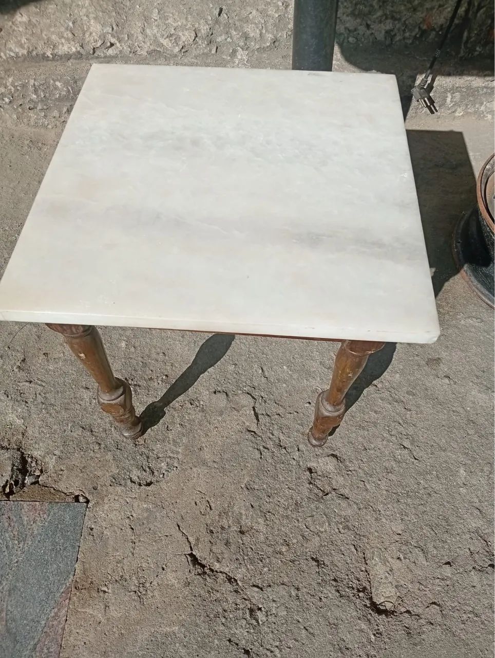 Mesa de canto com pés trabalhados - Foto 3