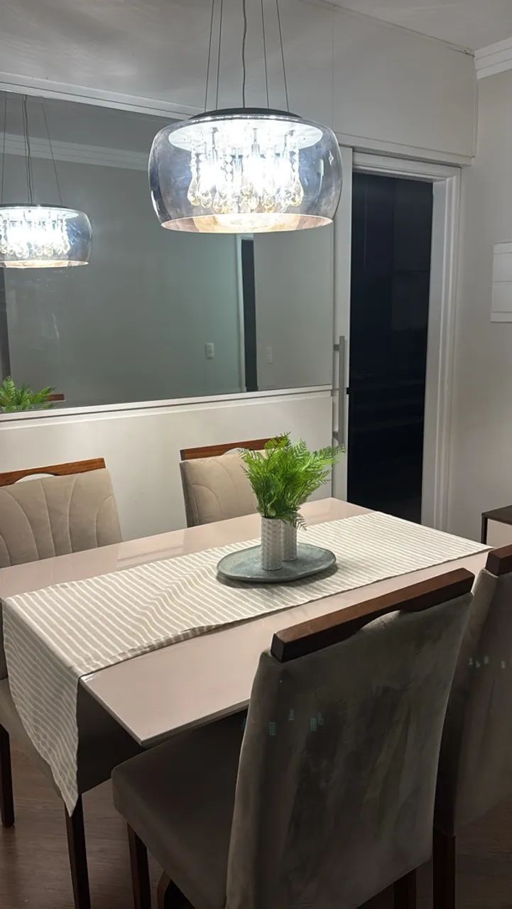 Mesa de jantar com cadeiras