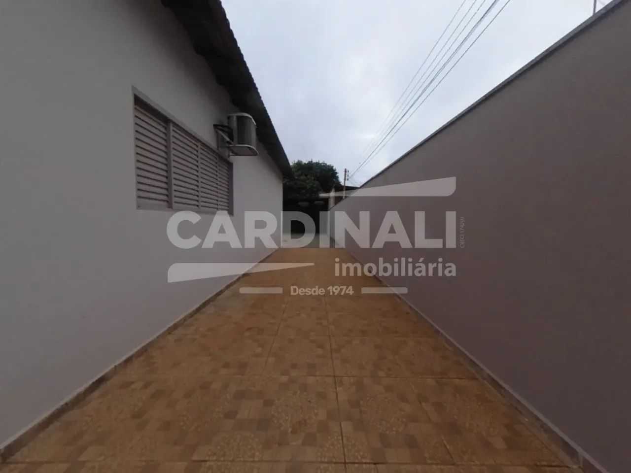 casa de 3 quartos com um barracão no fundo.
