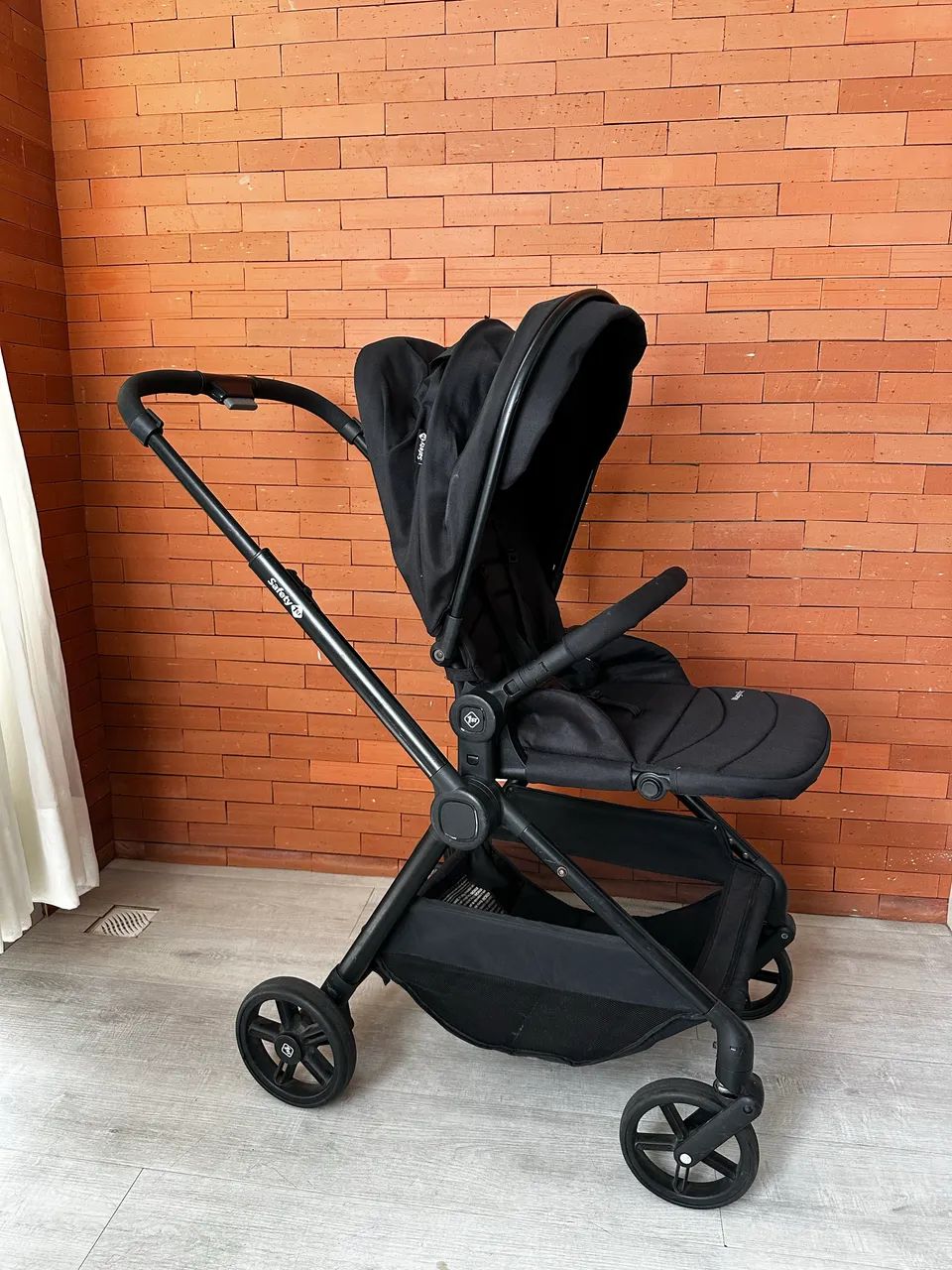 POUCO USO Carrinho de bebê + bebê conforto + base veicular Safety First Magnific trio  - Foto 4
