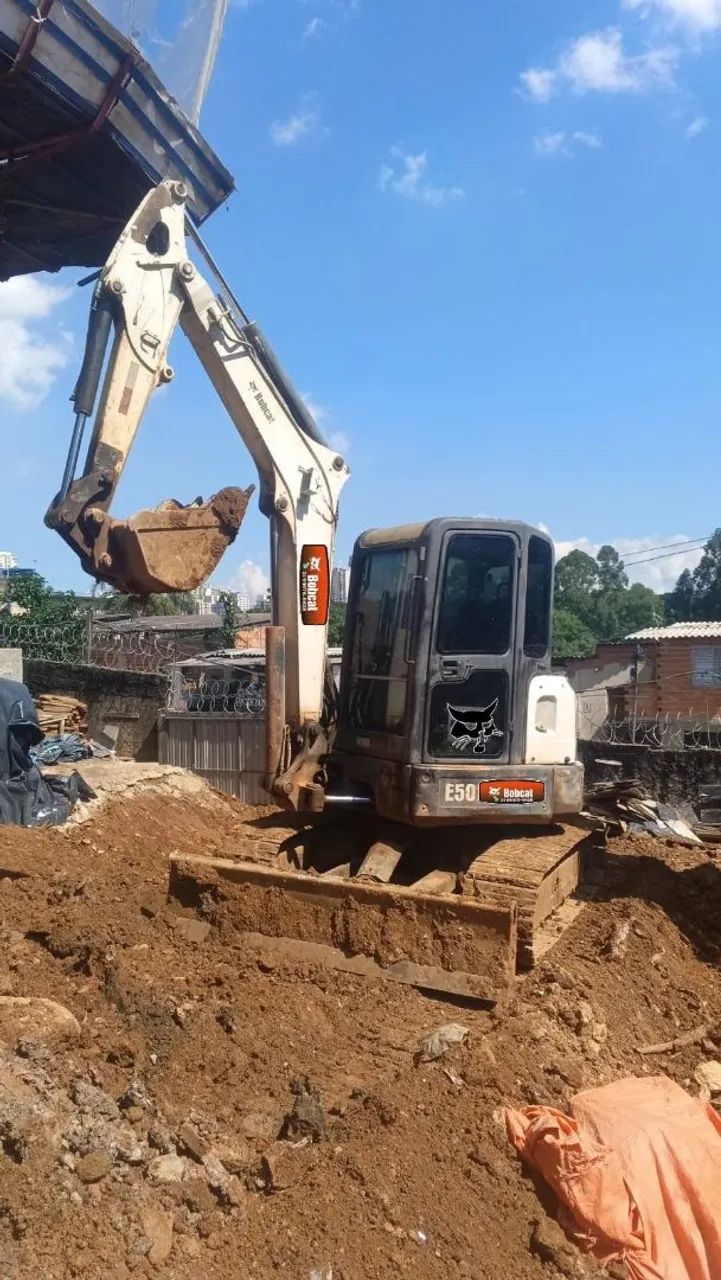 Mini escavadeira Bobcat E50 cabinada e ar condicionado 