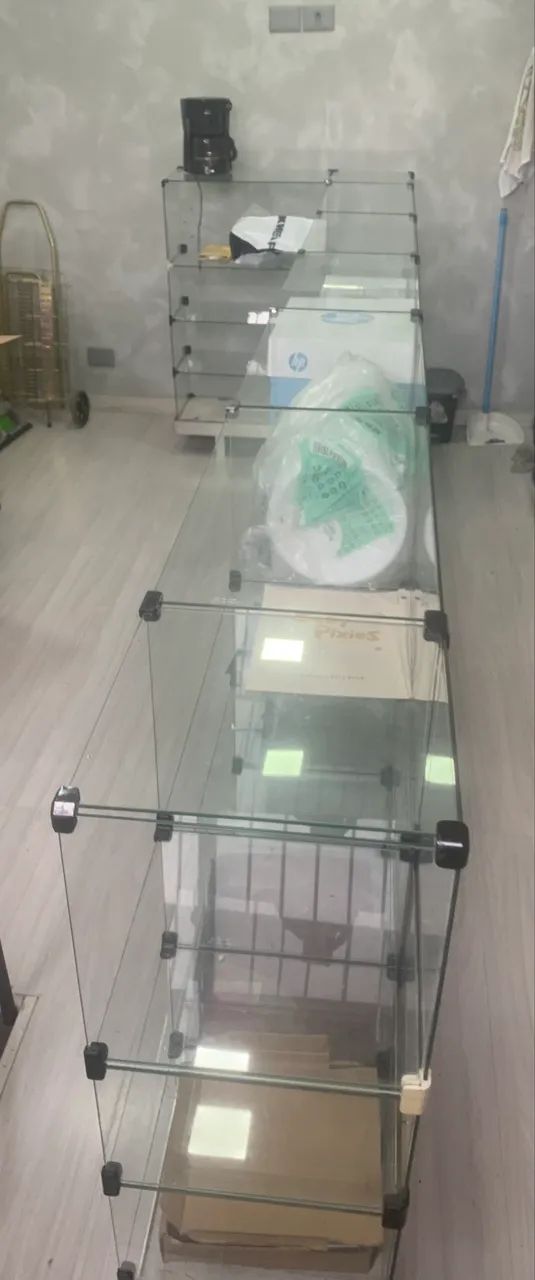 Balcão de vidro em L base de alumínio 
