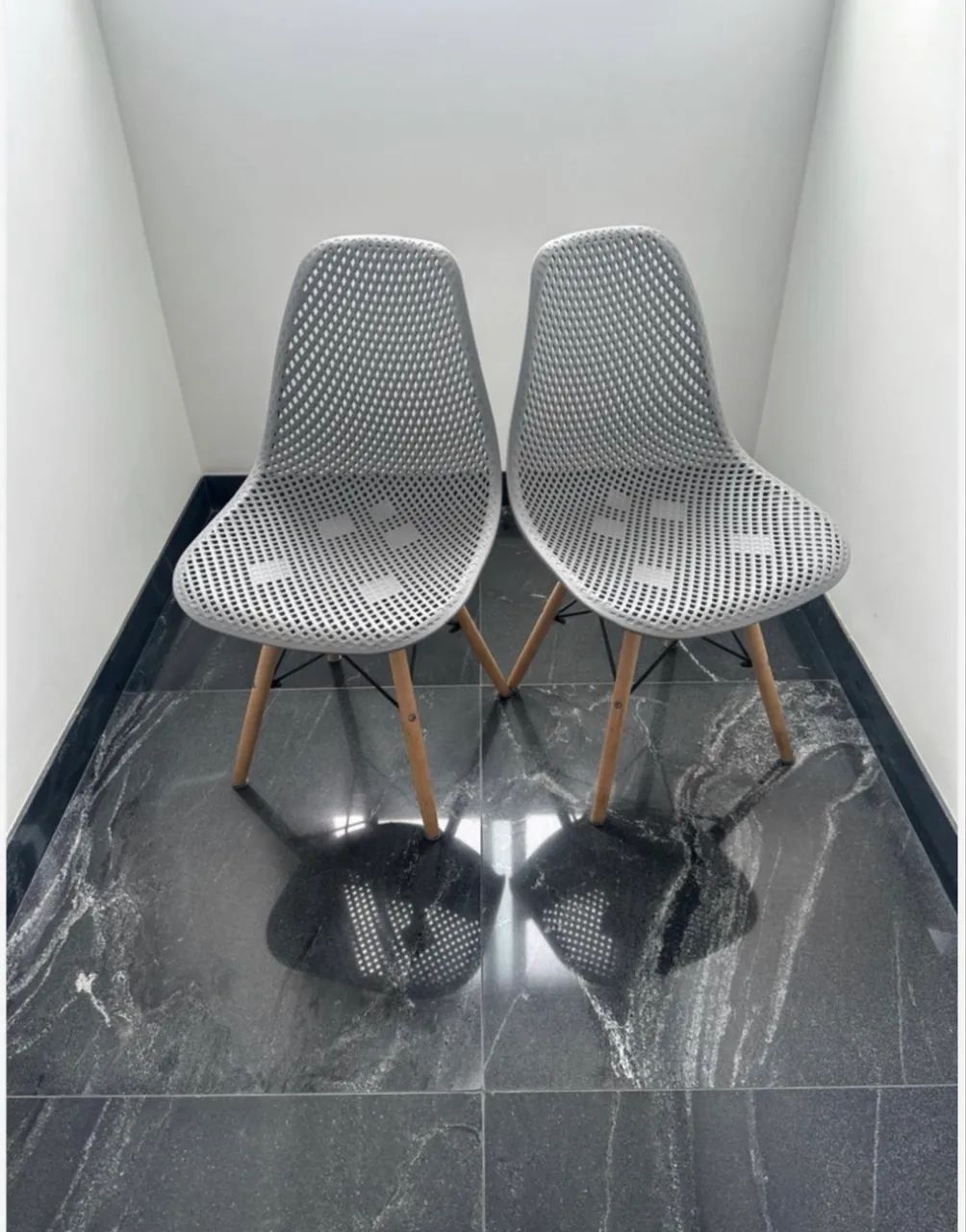 CADEIRA EAMES EM POLIPROPILENO CINZA