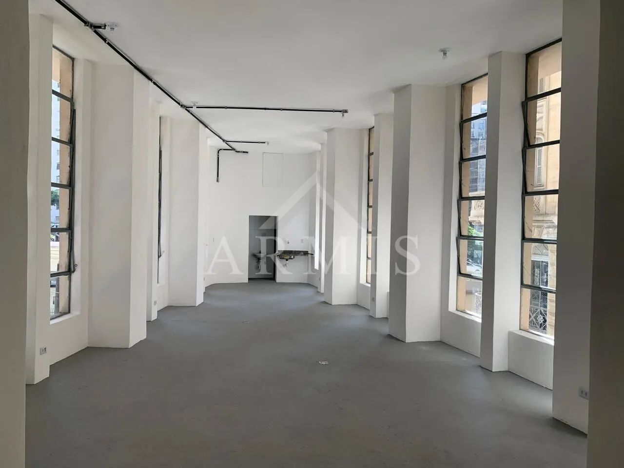 Conjunto comercial de 96m² disponível para locação na Sé, Centro de São Paulo.