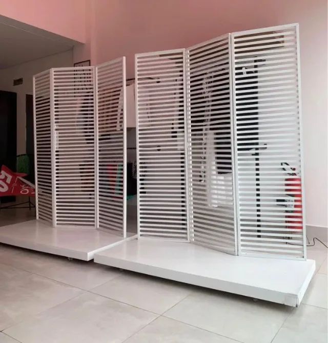 Kit Vitrine Expositor Loja Manequim Itens Estilo Madeira + Base com Rodízios Rodinhas - Foto 2