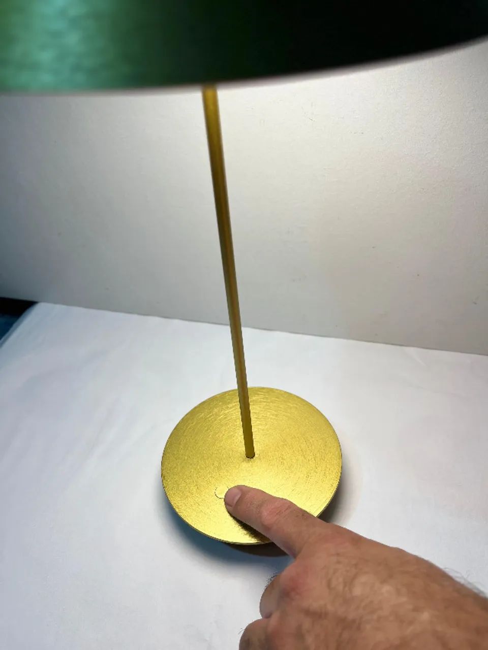 Luminária de Mesa LED; Dimerizável; USB; Alumínio Dourado - Foto 3